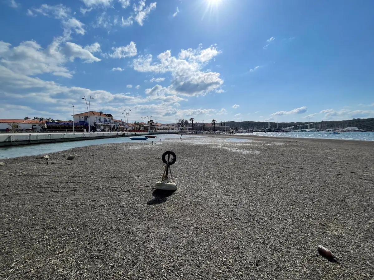 Seferihisar’da deniz 30 metre çekildi