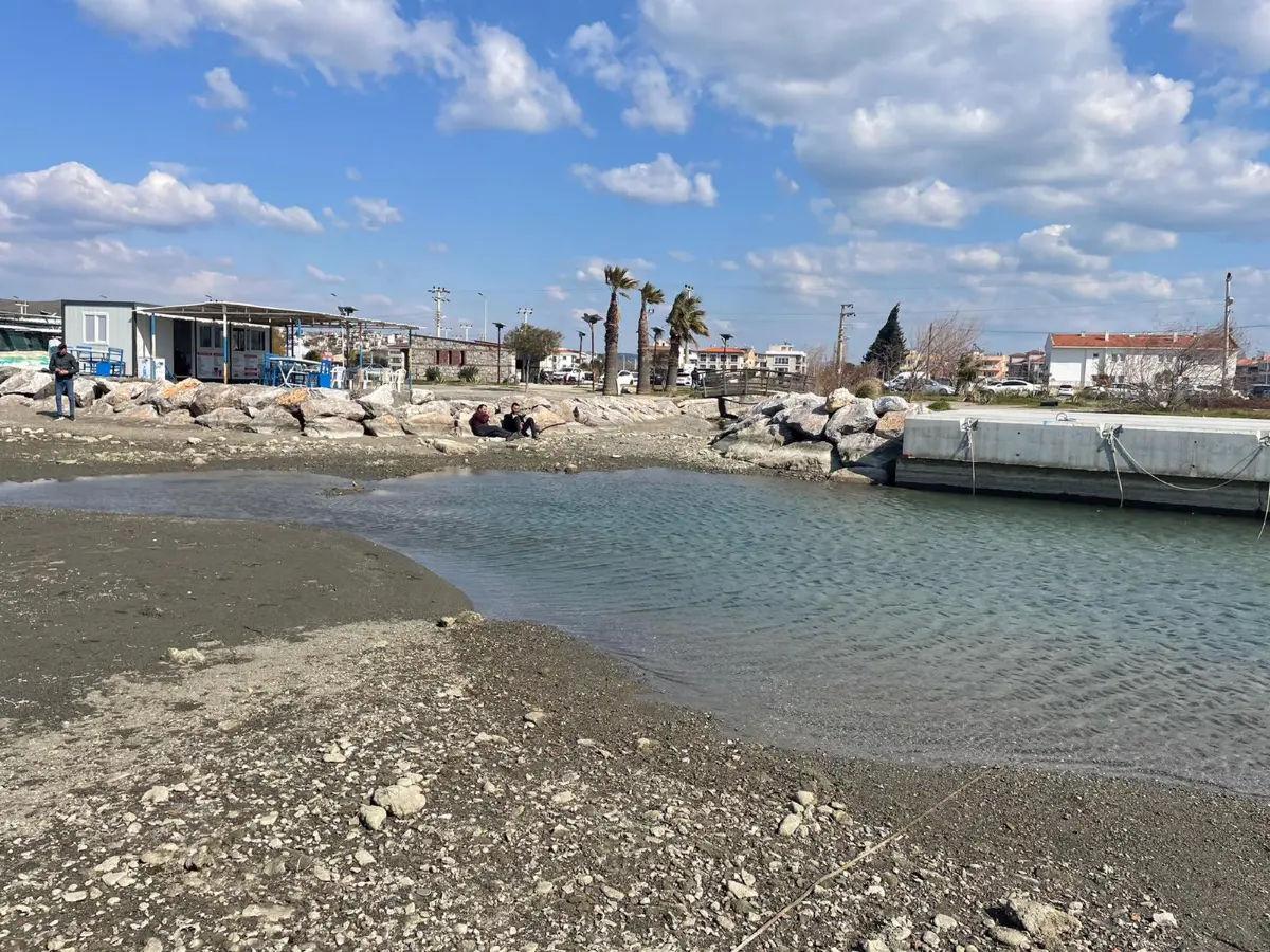 Seferihisar’da deniz 30 metre çekildi