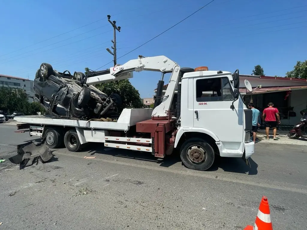 Seferihisar’da feci kaza! Hatalı sollama yapan sürücü eve çarpıp takla attı