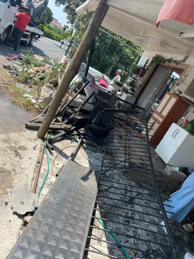 Seferihisar’da feci kaza! Hatalı sollama yapan sürücü eve çarpıp takla attı