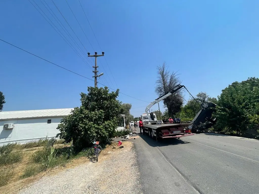 Seferihisar’da feci kaza! Hatalı sollama yapan sürücü eve çarpıp takla attı
