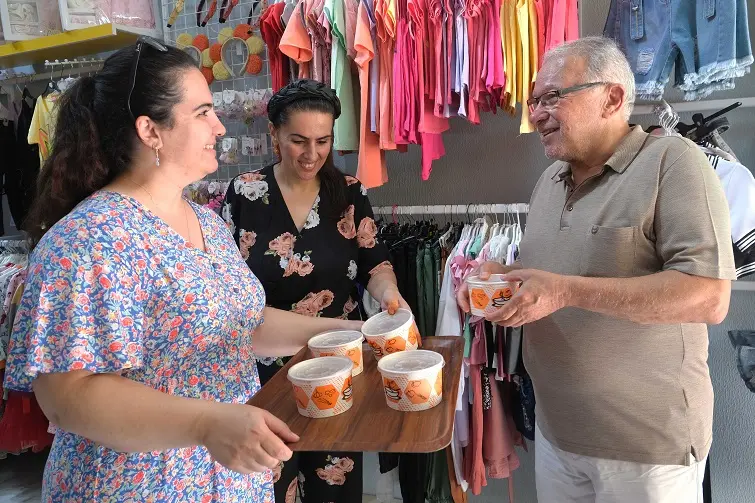 Seferihisar’da kadınlar aşure dağıttı