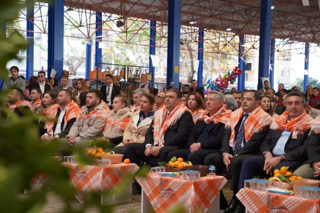 Seferihisar’da Mandalina Şenliği: Turuncunun büyüsü bir kez daha sardı!