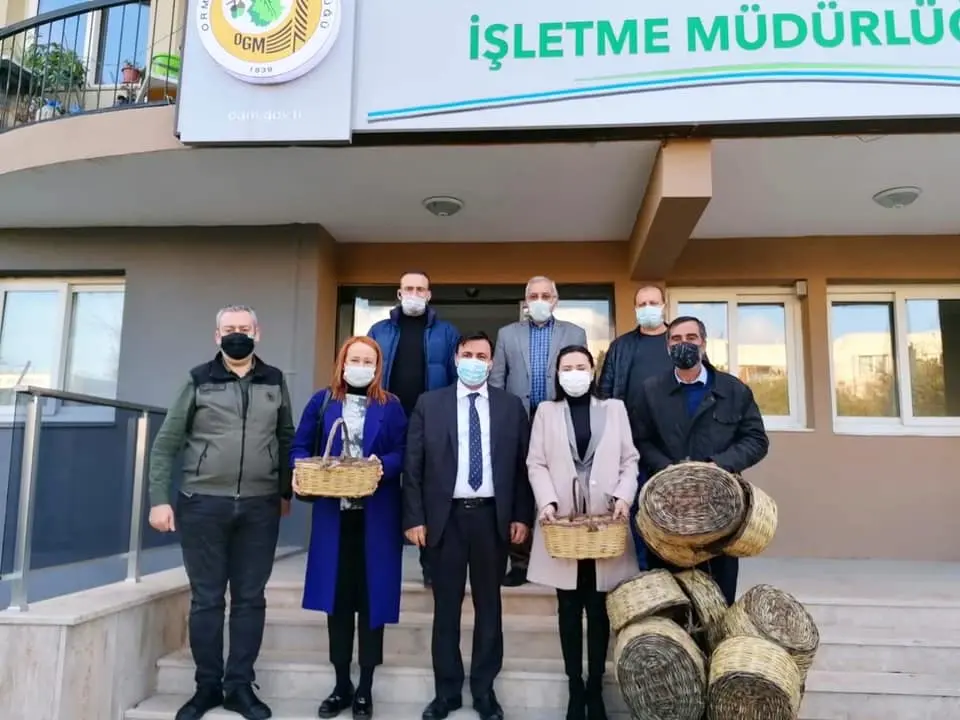Seferihisar’da Roman Vatandaşlar Hasır Sepet Üretiyor