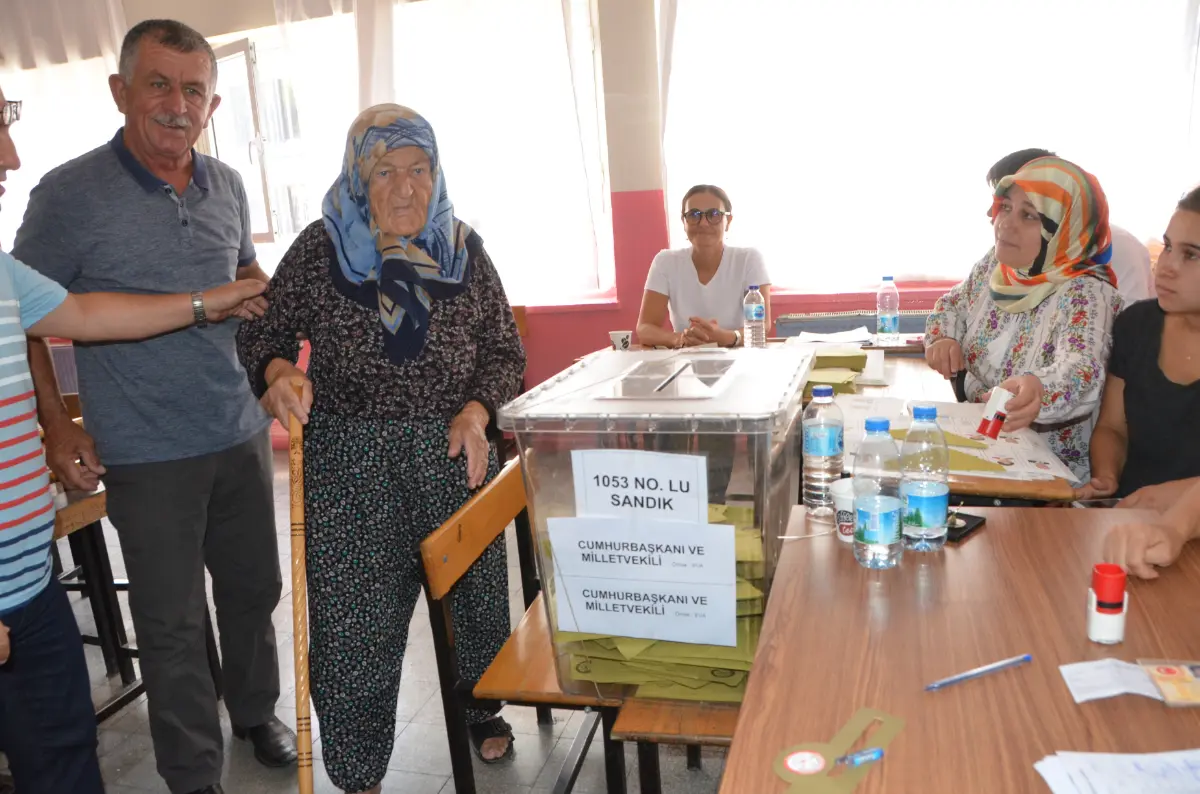 Seferihisar’da seçime yoğun katılım