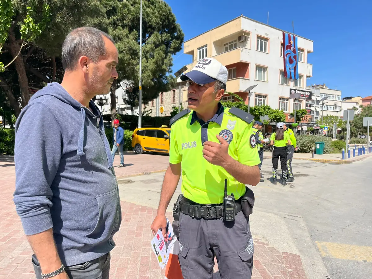 Seferihisar’da trafik haftası nedeniyle broşür dağıtıldı
