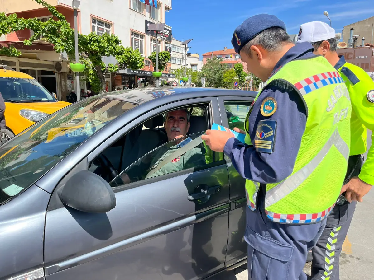 Seferihisar’da trafik haftası nedeniyle broşür dağıtıldı