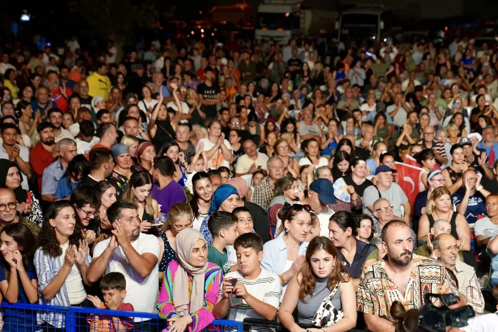 Seferihisar’ın kurtuluşu Işın Karaca konseriyle coşkuyla kutlandı