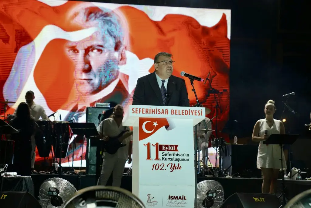 Seferihisar’ın kurtuluşu Işın Karaca konseriyle coşkuyla kutlandı