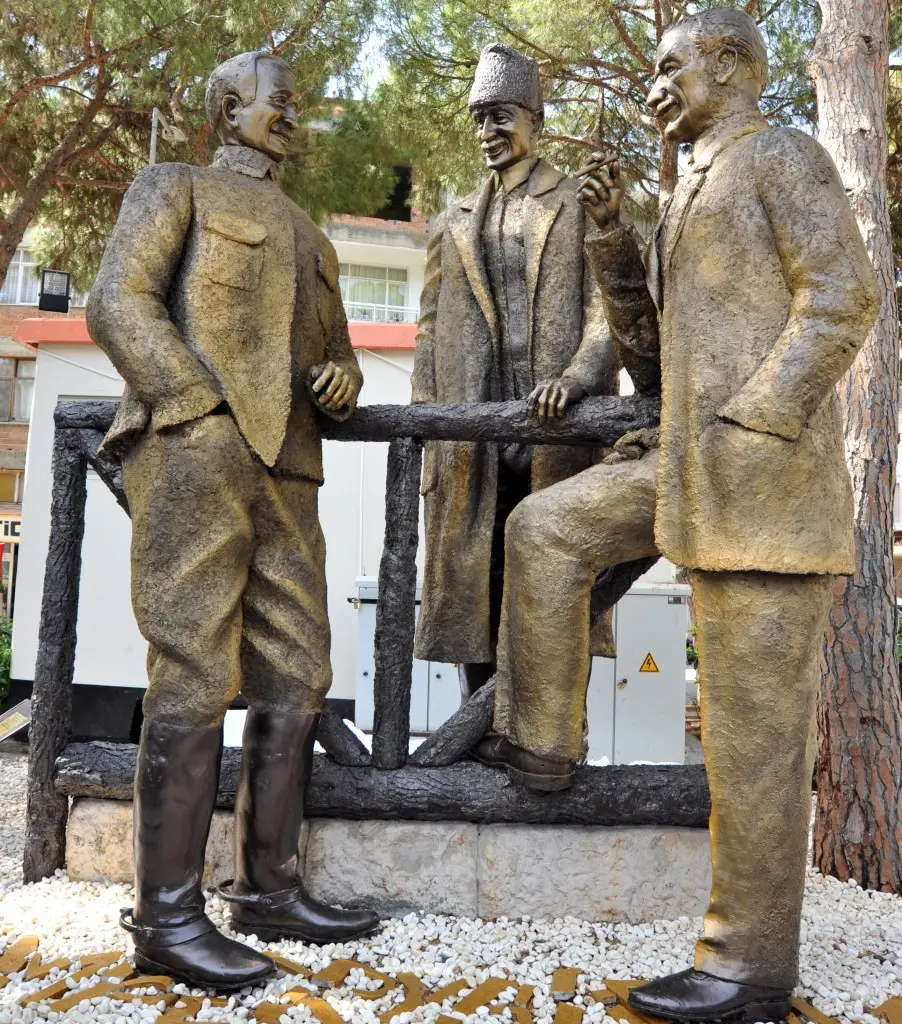Seferihisar’ın yeni heykel üçlüsü, tartışma konusu