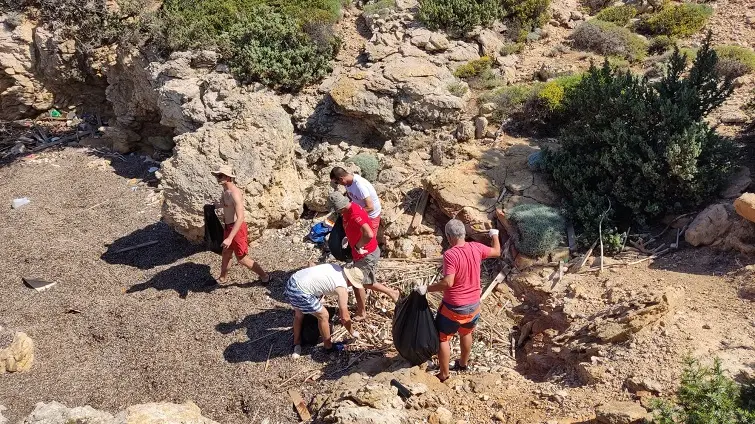 Teos Marina ekibi Sığacık Koylarını temizliyor