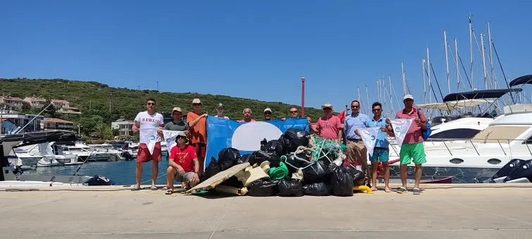Teos Marina ekibi Sığacık Koylarını temizliyor