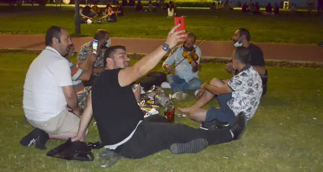Turistler elini ayağını çekti.. Kordon’da serseri istilası