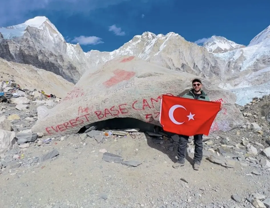 Türk yönetmen Everest’e tırmandı