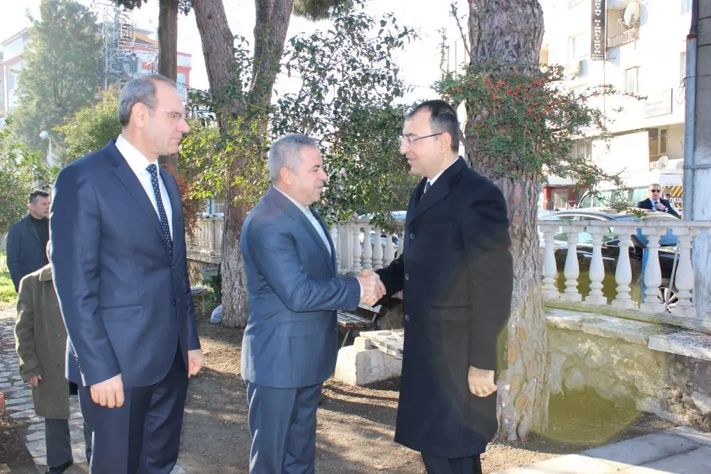 Vali Toprak, öğrencilerin karne sevincine ortak oldu