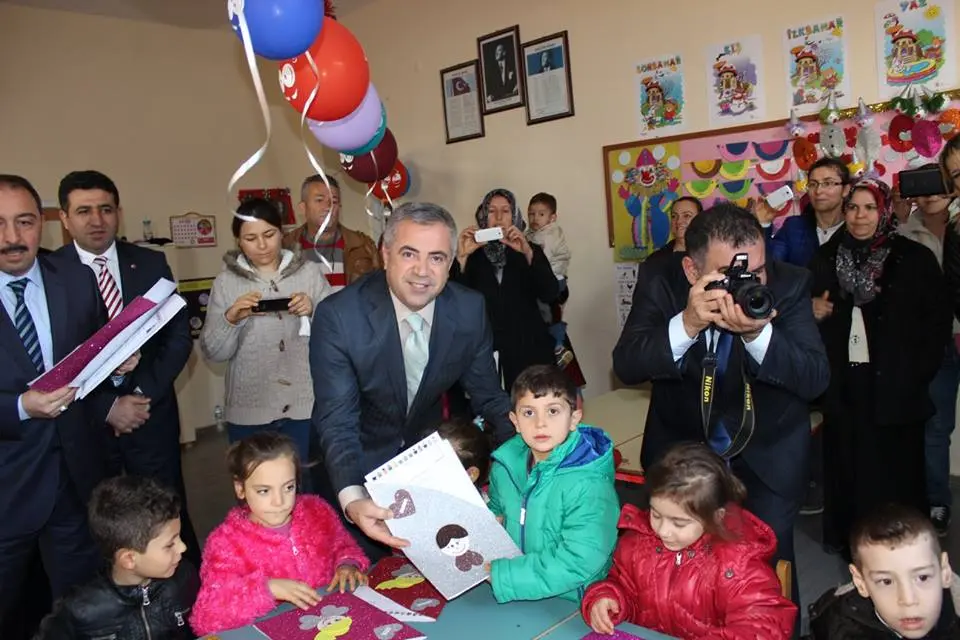 Vali Toprak, öğrencilerin karne sevincine ortak oldu