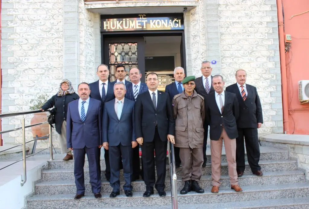 Vali Toprak, öğrencilerin karne sevincine ortak oldu