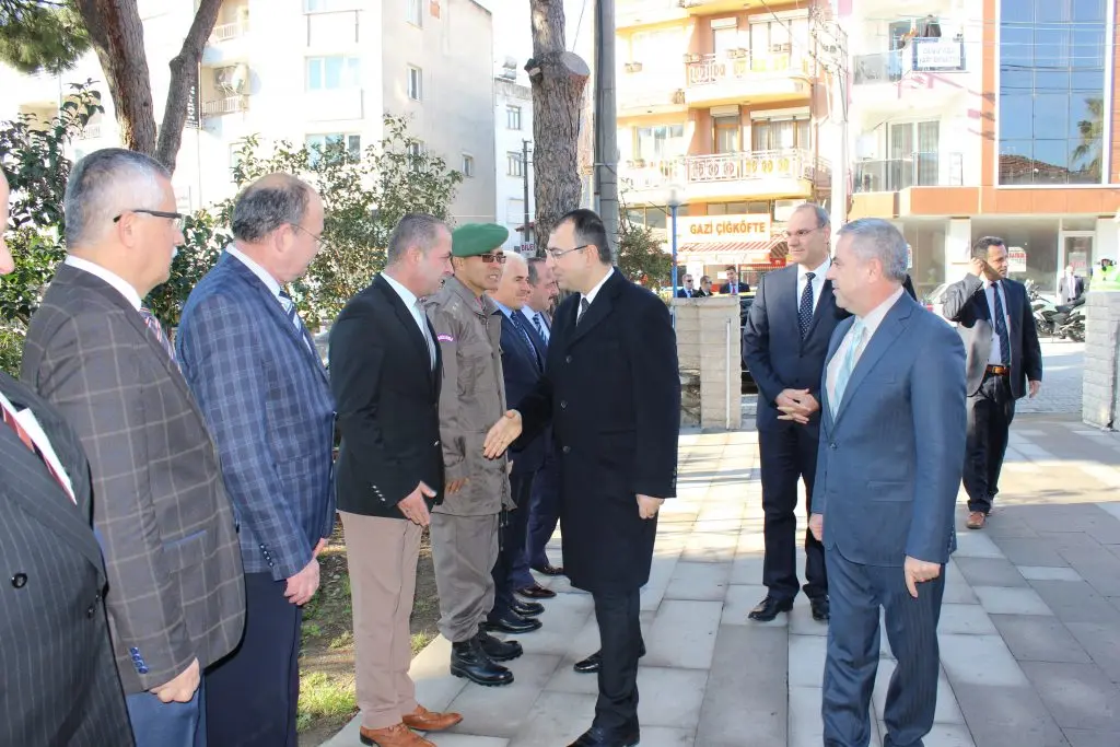 Vali Toprak, öğrencilerin karne sevincine ortak oldu