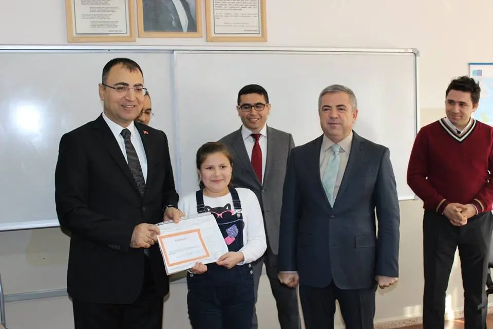 Vali Toprak, öğrencilerin karne sevincine ortak oldu