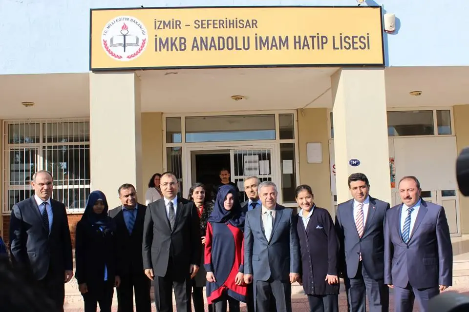 Vali Toprak, öğrencilerin karne sevincine ortak oldu