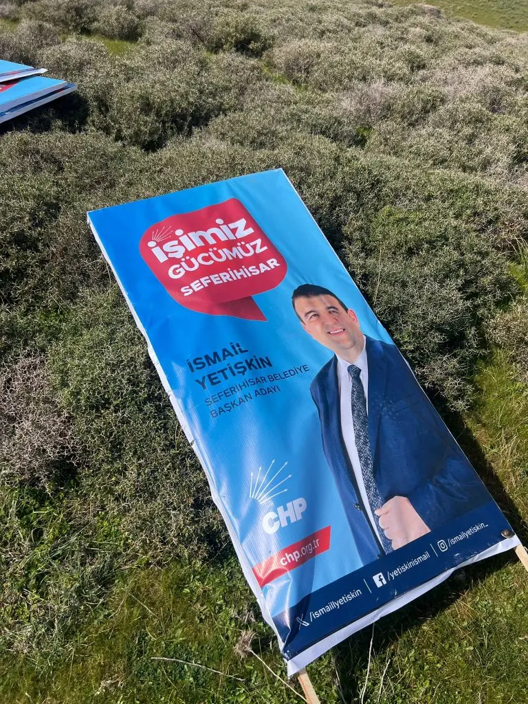Yetişkin’in seçim afişlerine saldırı