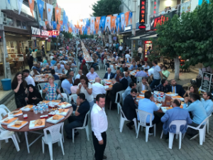 AK Parti Seferihisar sokak iftarı gerçekleştirdi
