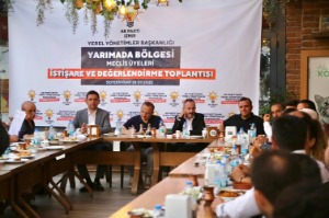 AK Parti’den Seferihisar’da toplantı: “Yollar çukurlarla dolu”