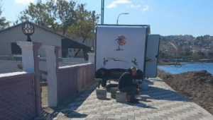 Akarca Sahili’nde kaldırıma park eden karavan tepki çekti