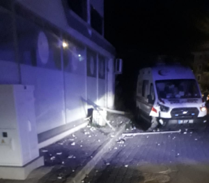 Ambulans elektirik direğine çarptı