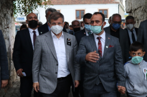 Davutoğlu tsunaminin vurduğu Sığacık’ı ziyaret etti