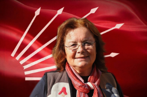 Kadın kolları sandığa gidiyor