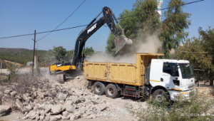 Mahalleli talep etti, metruk yapı yıkıldı