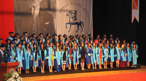 Seferihisar Fevziye Hepkon üniversitesi mezunlarını törenle uğurladı.