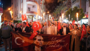 Seferihisar’da 29 Ekim coşkusu: Fener alayı ve Başkan Yetişkin’den cumhuriyet mesajı