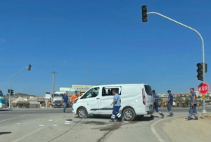 Seferihisar’da bozulan trafik ışıkları kazaya neden oldu: Araçlar birbirine girdi
