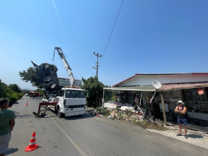 Seferihisar’da feci kaza! Hatalı sollama yapan sürücü eve çarpıp takla attı