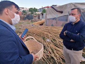Seferihisar’da Roman Vatandaşlar Hasır Sepet Üretiyor
