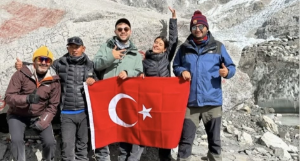 Türk yönetmen Everest’e tırmandı