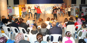 Ürkmez’de Tiyatro Dolu Akşam