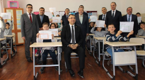Vali Toprak, öğrencilerin karne sevincine ortak oldu