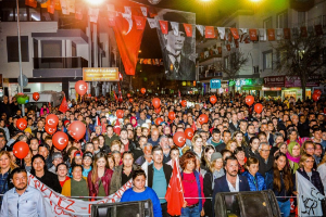 Yetişkin Ürkmez’le miting startını verdi